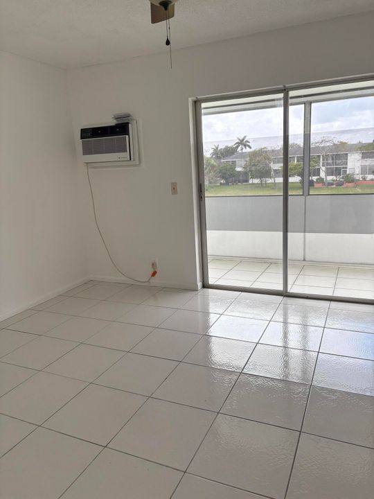 For Sale: $73,400 (1 beds, 1 baths, 615 Square Feet)