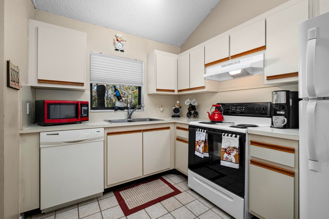 For Sale: $159,900 (2 beds, 2 baths, 1050 Square Feet)