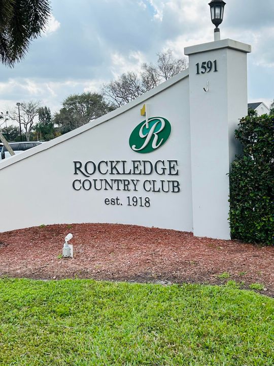 For Sale: $159,900 (2 beds, 2 baths, 1050 Square Feet)