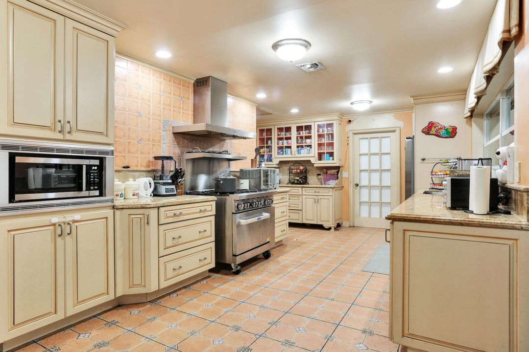 Active With Contract: $1,175,000 (5 beds, 3 baths, 1952 Square Feet)