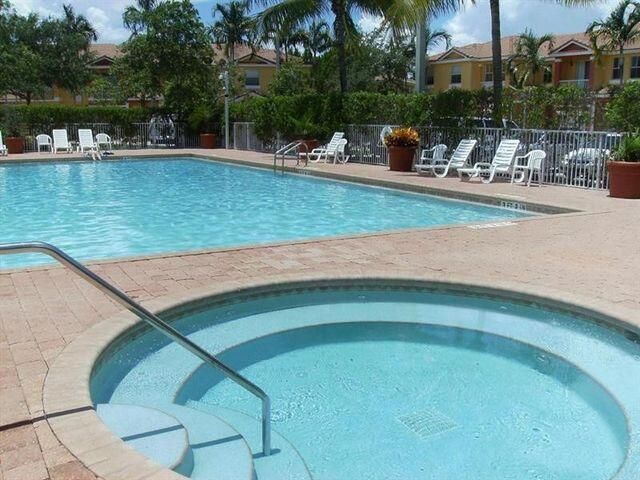 合同活跃: $2,900 (3 贝兹, 2 浴室, 1457 平方英尺)