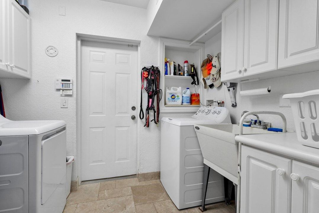 Под контрактом: $2,975,999 (4 спален, 3 ванн, 3485 Квадратных фут)