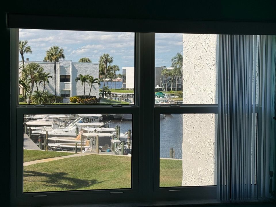 For Sale: $229,000 (2 beds, 2 baths, 938 Square Feet)