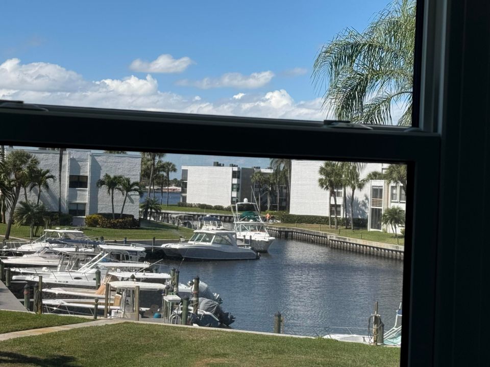 For Sale: $229,000 (2 beds, 2 baths, 938 Square Feet)