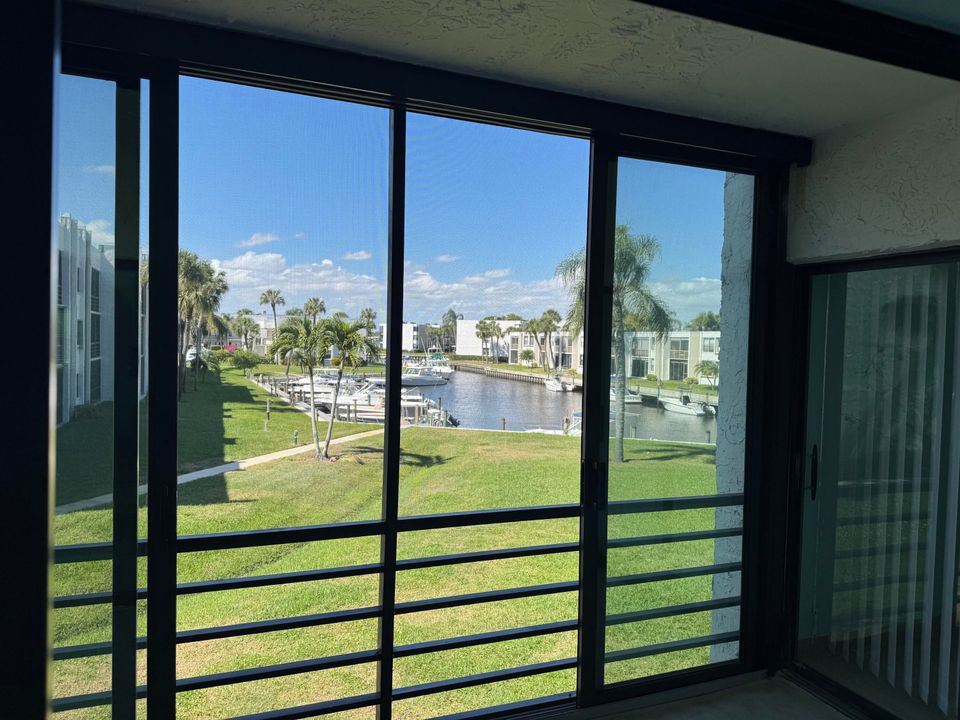 For Sale: $229,000 (2 beds, 2 baths, 938 Square Feet)