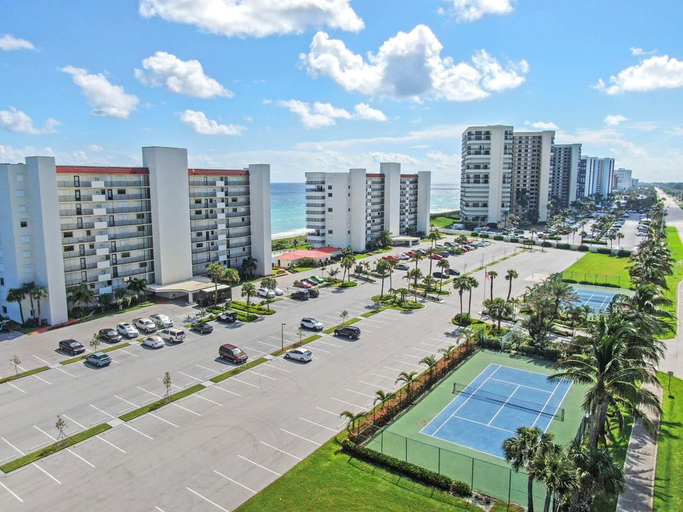 Active With Contract: $418,000 (2 beds, 2 baths, 1053 Square Feet)