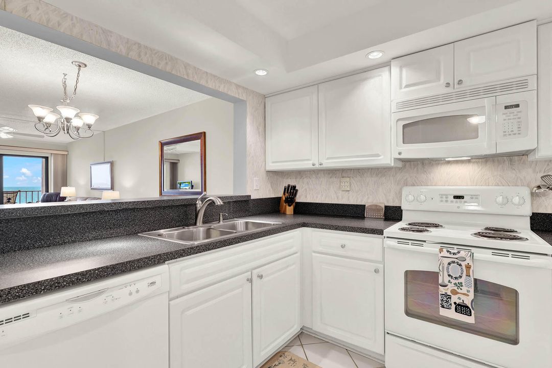 Active With Contract: $418,000 (2 beds, 2 baths, 1053 Square Feet)