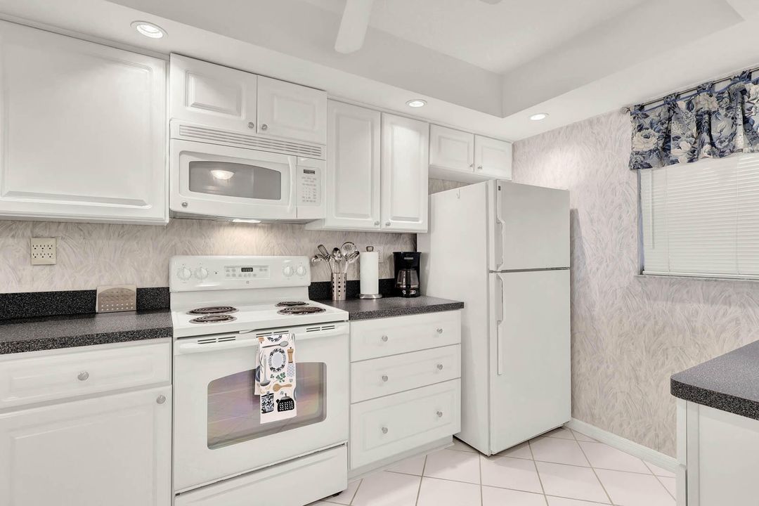 Active With Contract: $418,000 (2 beds, 2 baths, 1053 Square Feet)