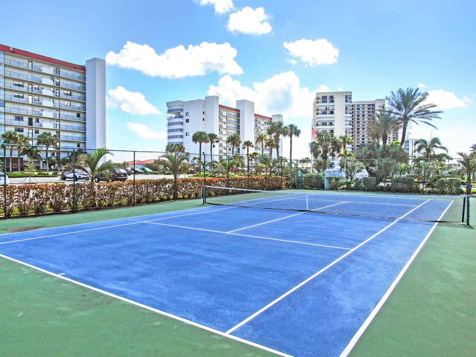 Active With Contract: $418,000 (2 beds, 2 baths, 1053 Square Feet)