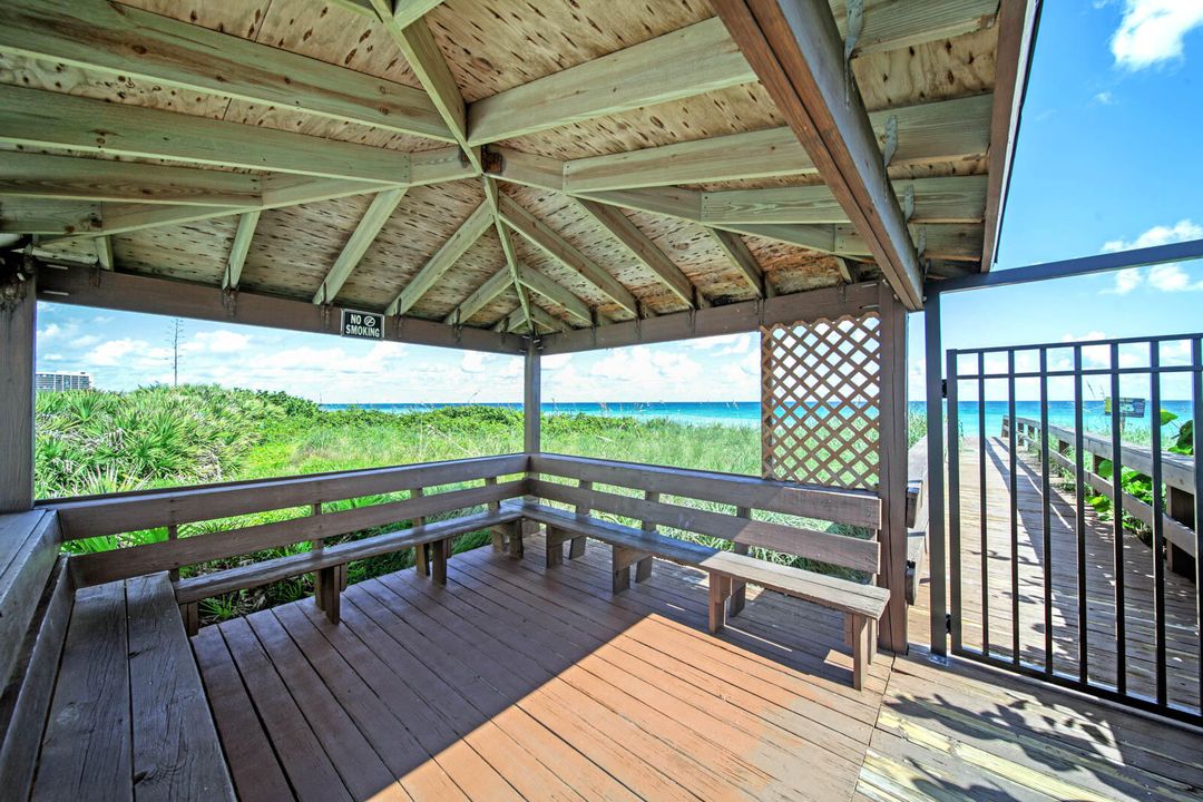 Active With Contract: $418,000 (2 beds, 2 baths, 1053 Square Feet)