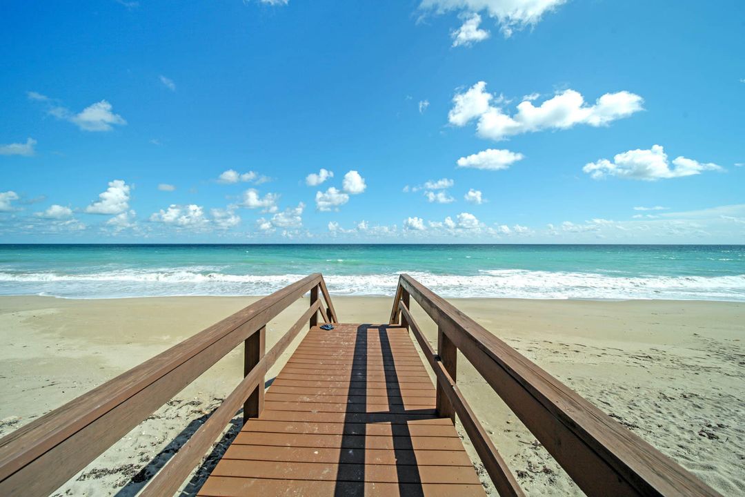 Active With Contract: $418,000 (2 beds, 2 baths, 1053 Square Feet)