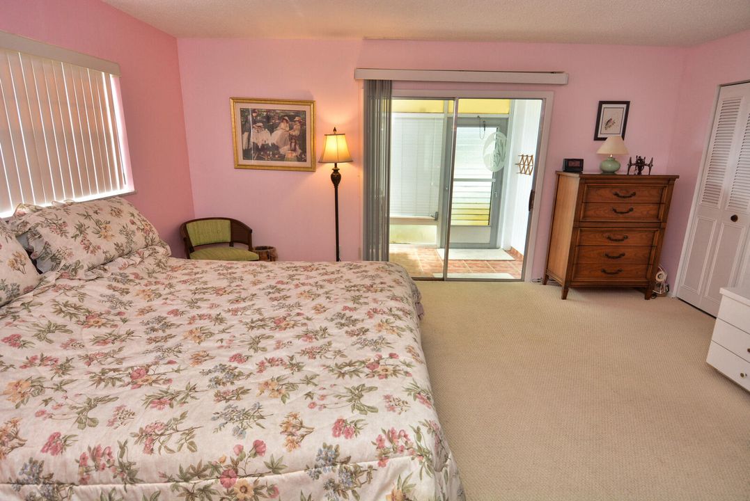 For Sale: $124,900 (1 beds, 1 baths, 747 Square Feet)