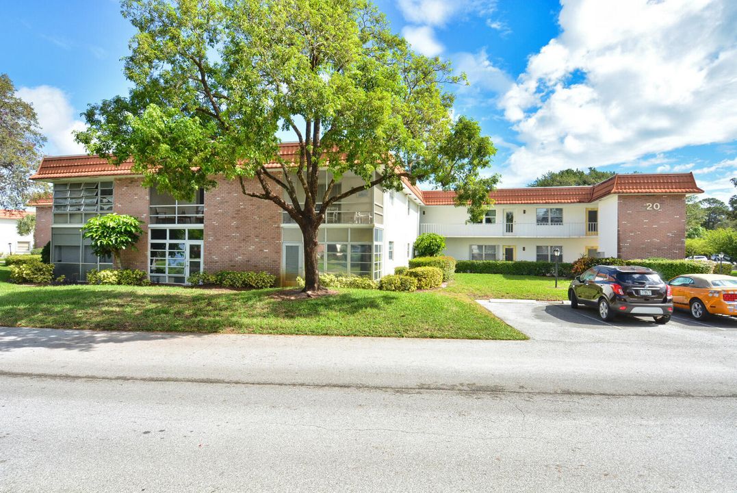 For Sale: $124,900 (1 beds, 1 baths, 747 Square Feet)