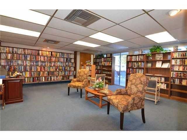 For Sale: $124,900 (1 beds, 1 baths, 747 Square Feet)