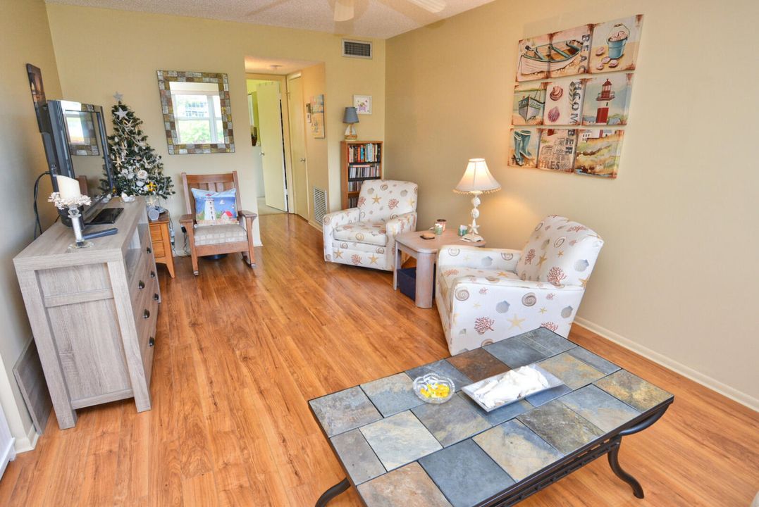 待售: $129,900 (1 贝兹, 1 浴室, 747 平方英尺)