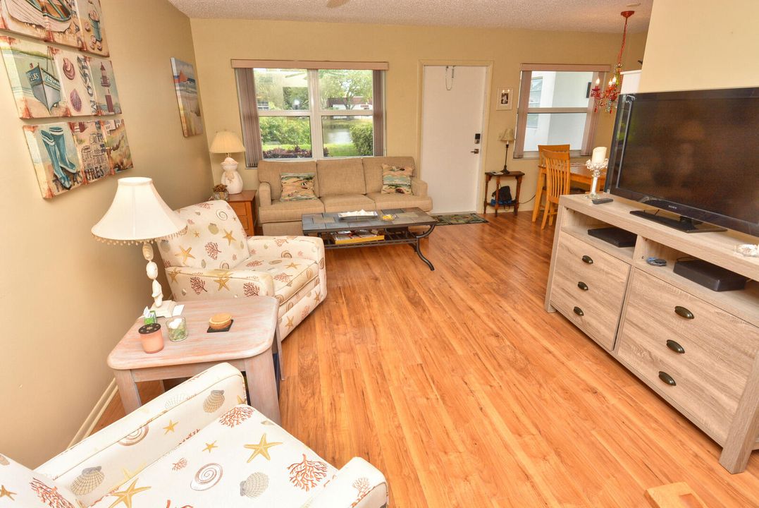 待售: $129,900 (1 贝兹, 1 浴室, 747 平方英尺)