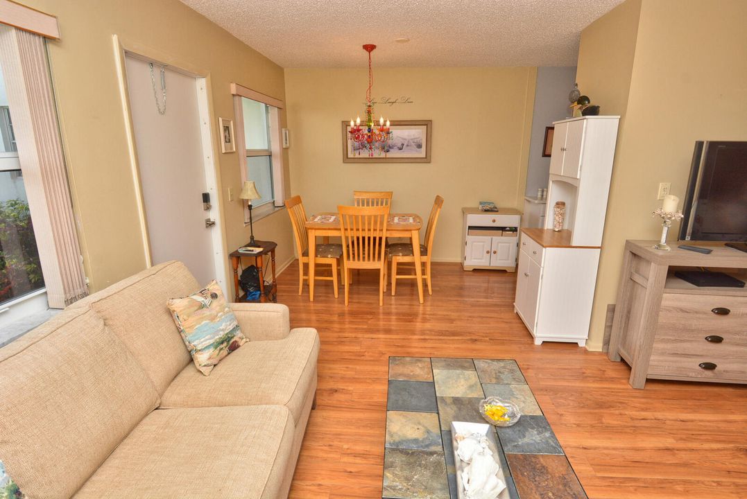 待售: $129,900 (1 贝兹, 1 浴室, 747 平方英尺)