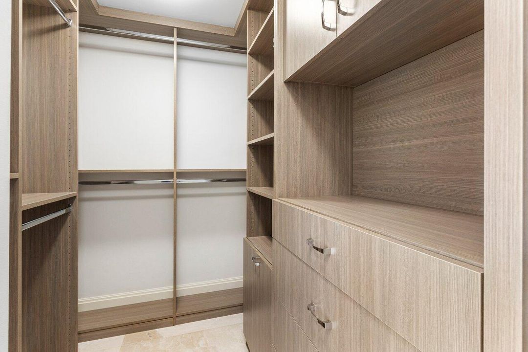 合同活跃: $2,999,999 (3 贝兹, 3 浴室, 2748 平方英尺)