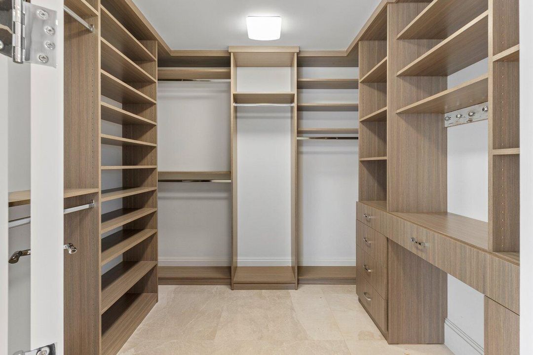 合同活跃: $2,999,999 (3 贝兹, 3 浴室, 2748 平方英尺)