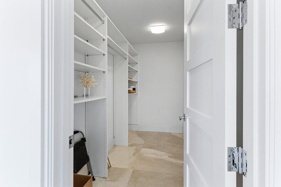 合同活跃: $2,999,999 (3 贝兹, 3 浴室, 2748 平方英尺)