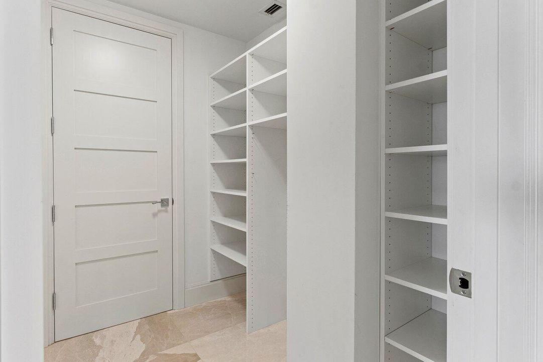 合同活跃: $2,999,999 (3 贝兹, 3 浴室, 2748 平方英尺)