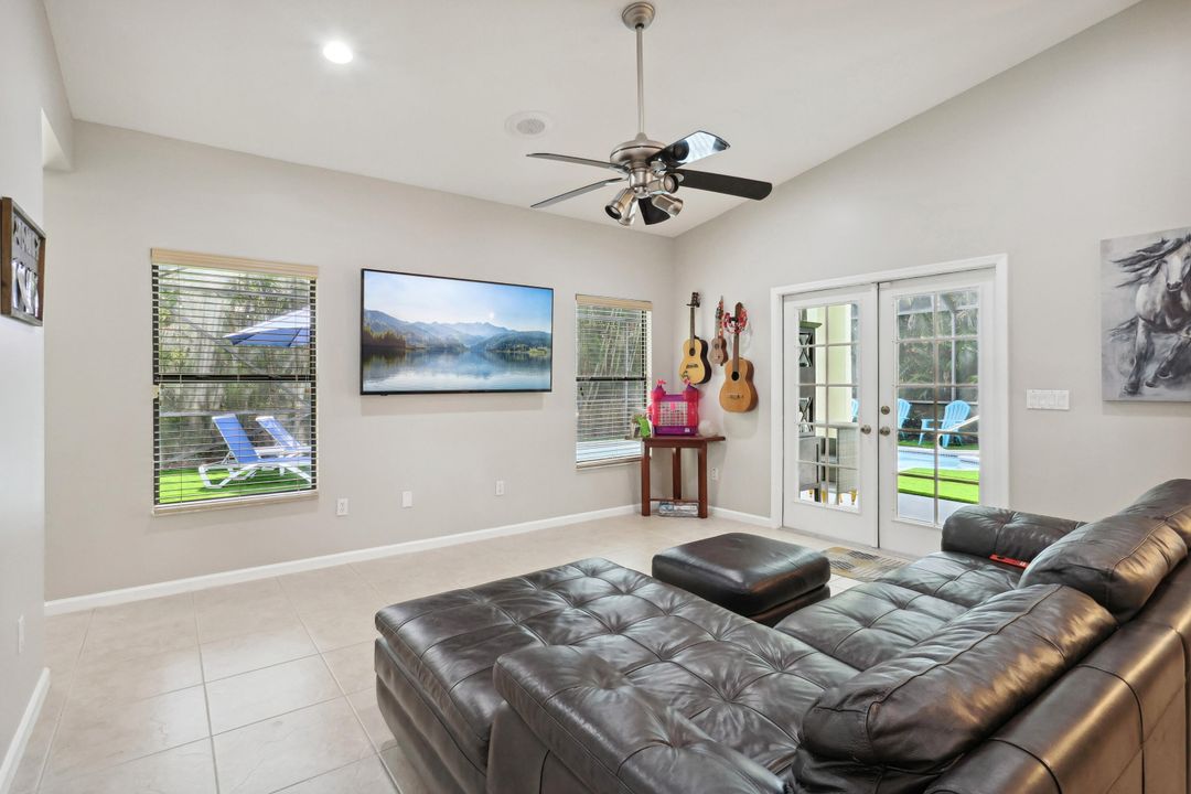 Под контрактом: $8,000 (4 спален, 3 ванн, 2356 Квадратных фут)