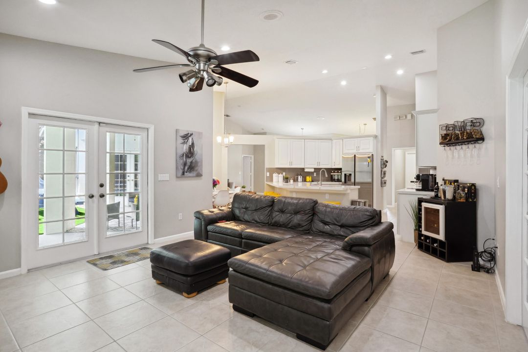 Под контрактом: $8,000 (4 спален, 3 ванн, 2356 Квадратных фут)