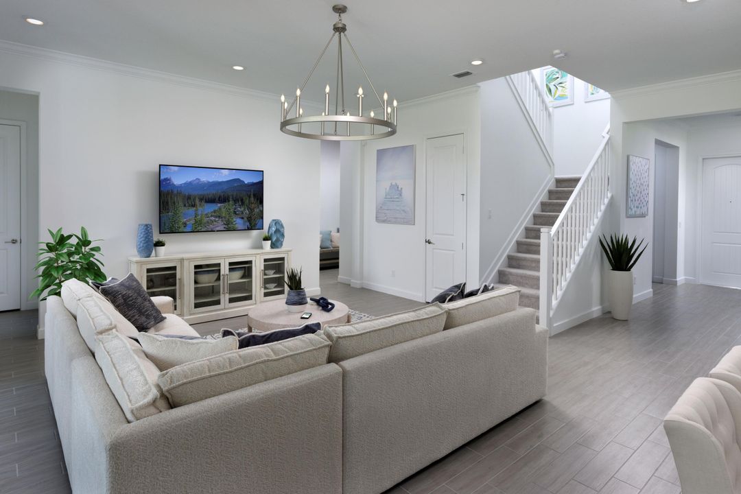 合同活跃: $799,950 (5 贝兹, 4 浴室, 3662 平方英尺)