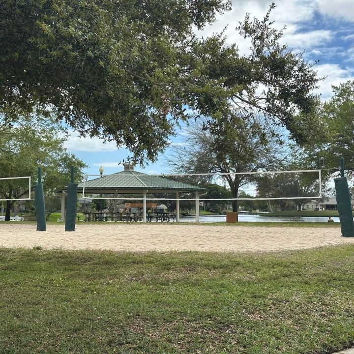 合同活跃: $549,000 (3 贝兹, 2 浴室, 1874 平方英尺)