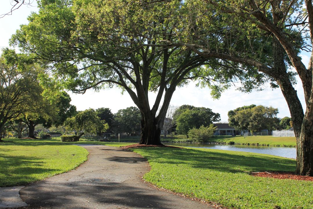 合同活跃: $549,000 (3 贝兹, 2 浴室, 1874 平方英尺)