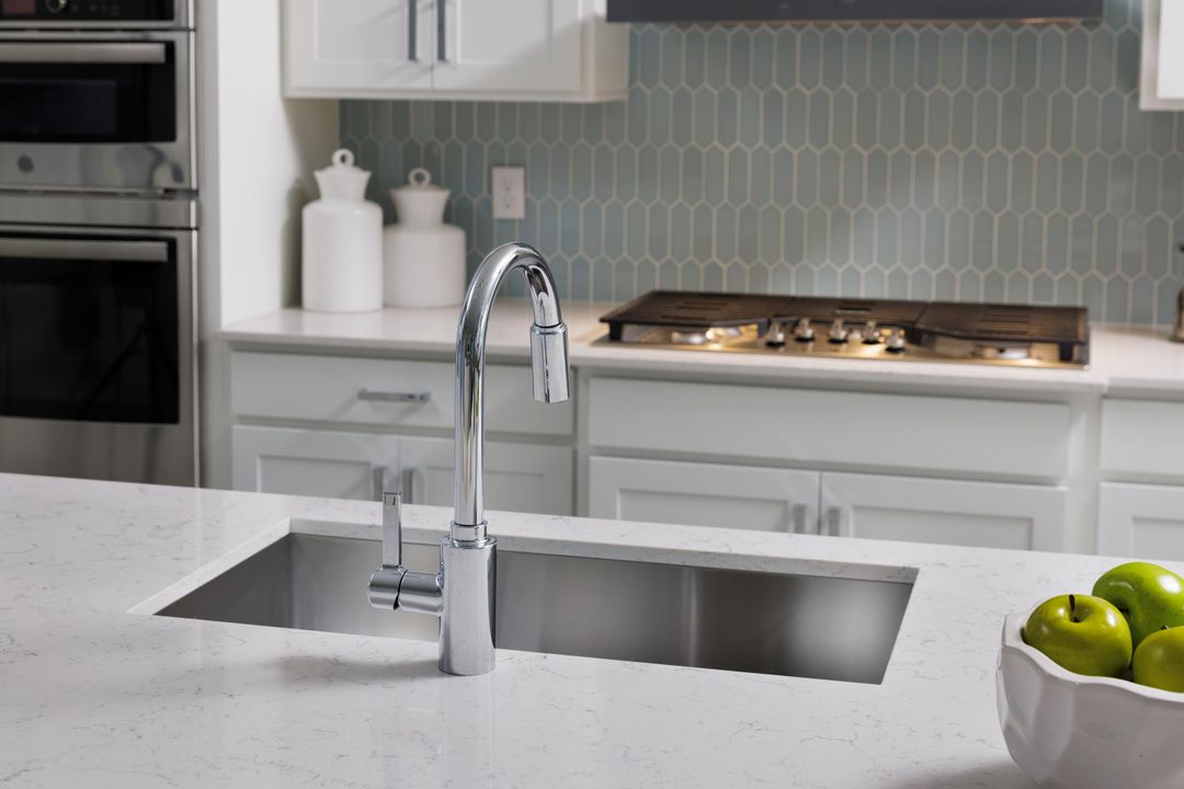 合同活跃: $799,950 (5 贝兹, 4 浴室, 3662 平方英尺)