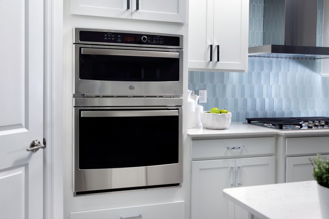 合同活跃: $799,950 (5 贝兹, 4 浴室, 3662 平方英尺)