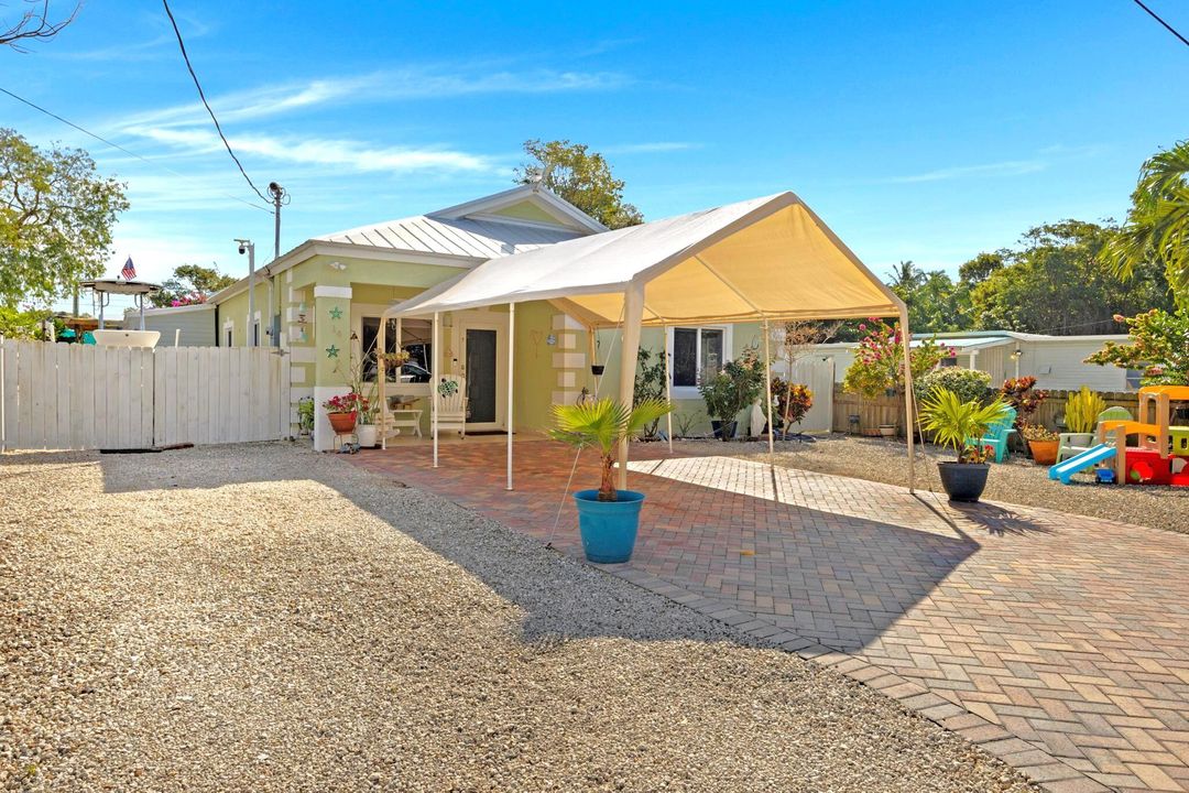 For Sale: $729,000 (3 beds, 2 baths, 1415 Square Feet)