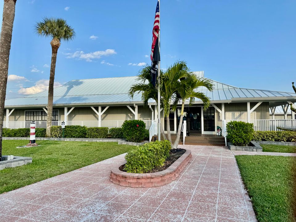 待售: $124,000 (1 贝兹, 1 浴室, 409 平方英尺)