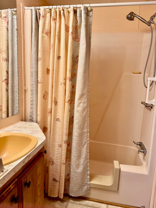 待售: $124,000 (1 贝兹, 1 浴室, 409 平方英尺)