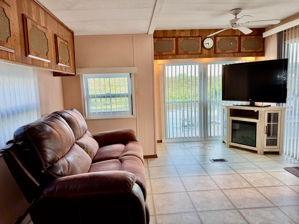 待售: $124,000 (1 贝兹, 1 浴室, 409 平方英尺)