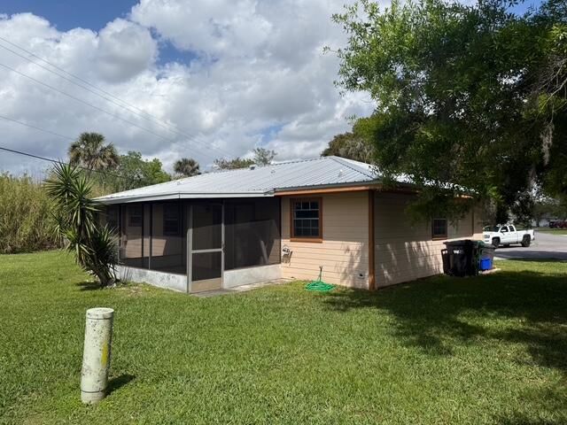 合同活跃: $225,000 (2 贝兹, 2 浴室, 900 平方英尺)