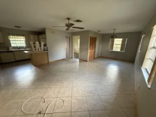 合同活跃: $225,000 (2 贝兹, 2 浴室, 900 平方英尺)