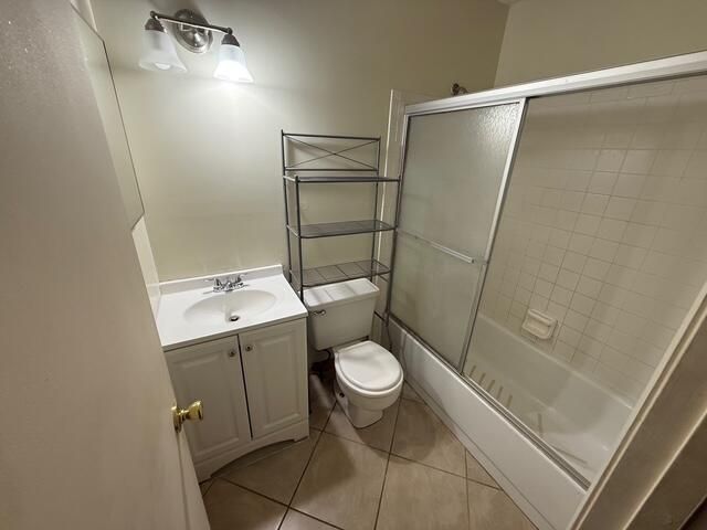 合同活跃: $225,000 (2 贝兹, 2 浴室, 900 平方英尺)