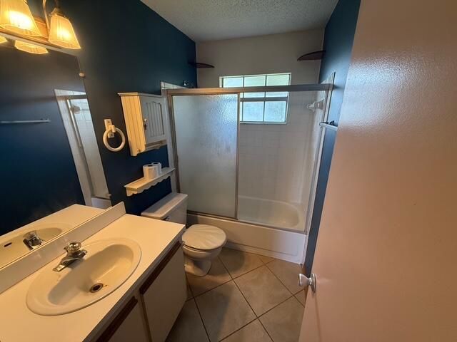 合同活跃: $225,000 (2 贝兹, 2 浴室, 900 平方英尺)