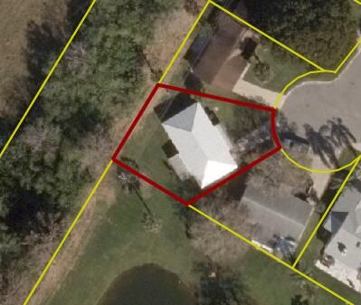 合同活跃: $225,000 (2 贝兹, 2 浴室, 900 平方英尺)