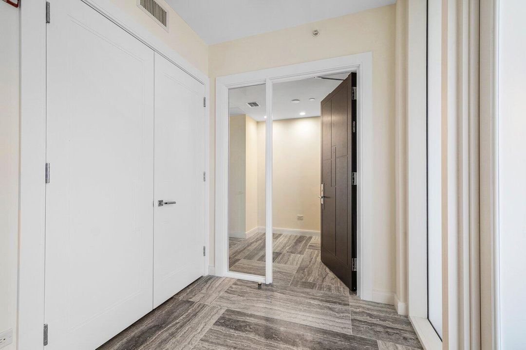 出租: $12,000 (2 贝兹, 3 浴室, 2608 平方英尺)