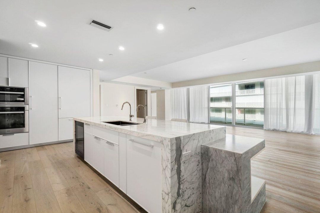 出租: $12,000 (2 贝兹, 3 浴室, 2608 平方英尺)