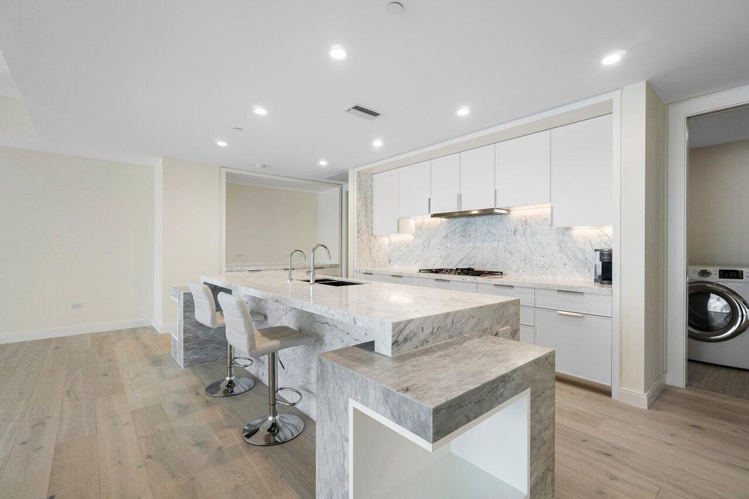 出租: $12,000 (2 贝兹, 3 浴室, 2608 平方英尺)