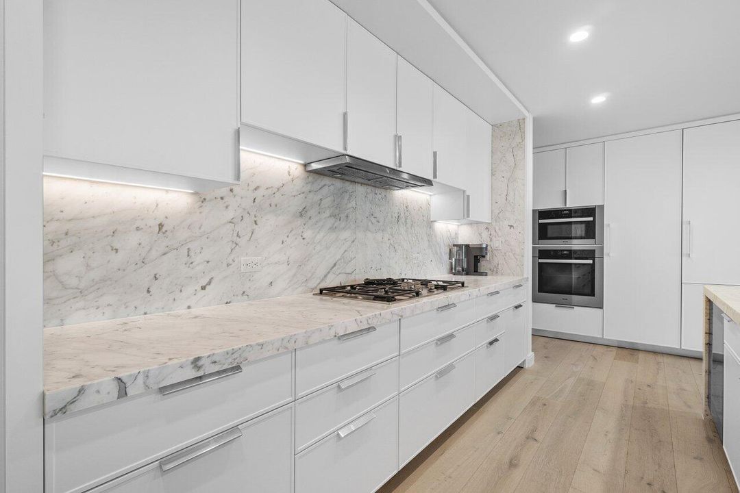 出租: $12,000 (2 贝兹, 3 浴室, 2608 平方英尺)