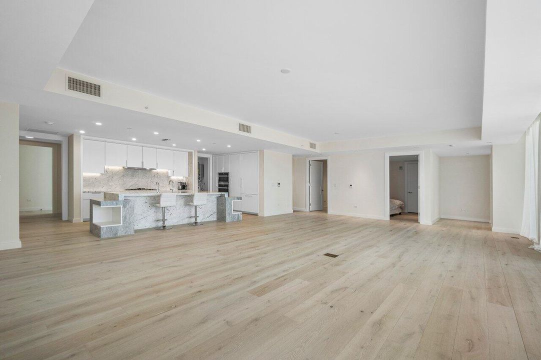 出租: $12,000 (2 贝兹, 3 浴室, 2608 平方英尺)