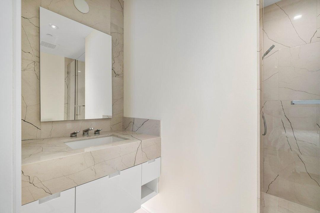 出租: $12,000 (2 贝兹, 3 浴室, 2608 平方英尺)