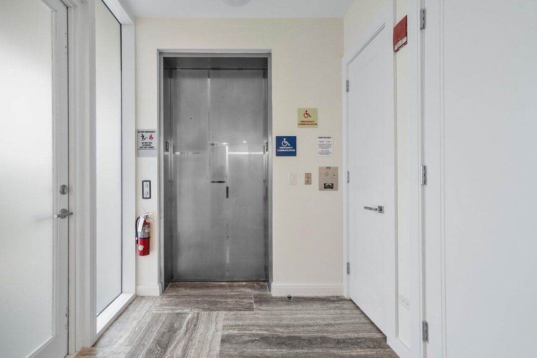 出租: $12,000 (2 贝兹, 3 浴室, 2608 平方英尺)