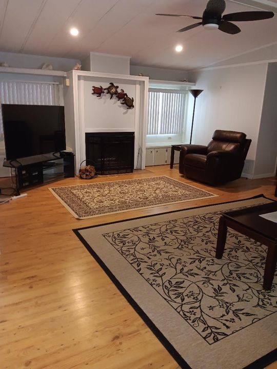 合同活跃: $224,900 (3 贝兹, 2 浴室, 1520 平方英尺)