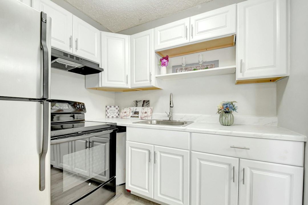 For Sale: $60,000 (1 beds, 1 baths, 570 Square Feet)